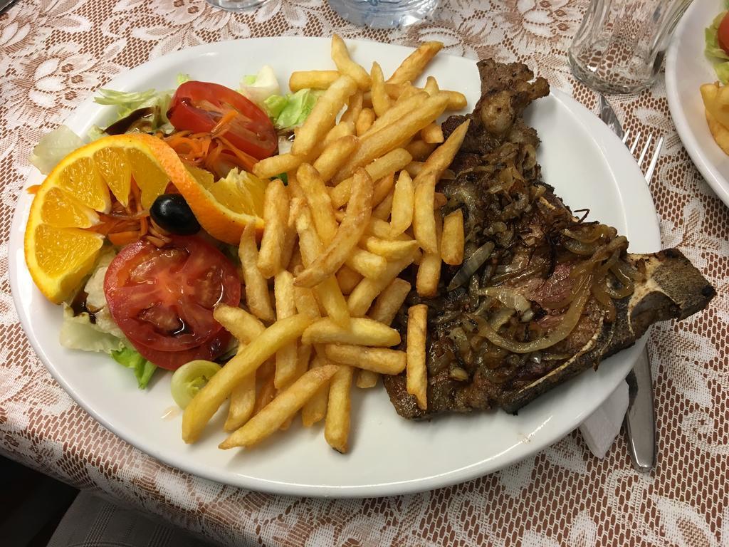 Hostal Univers Calella Bagian luar foto