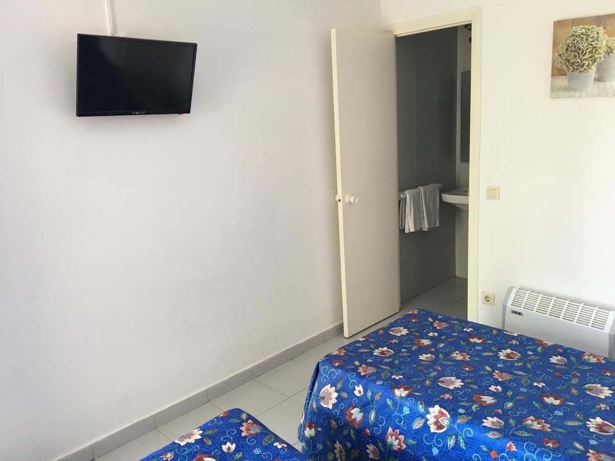 Hostal Univers Calella Bagian luar foto