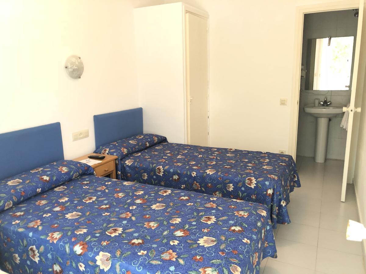 Hostal Univers Calella Bagian luar foto
