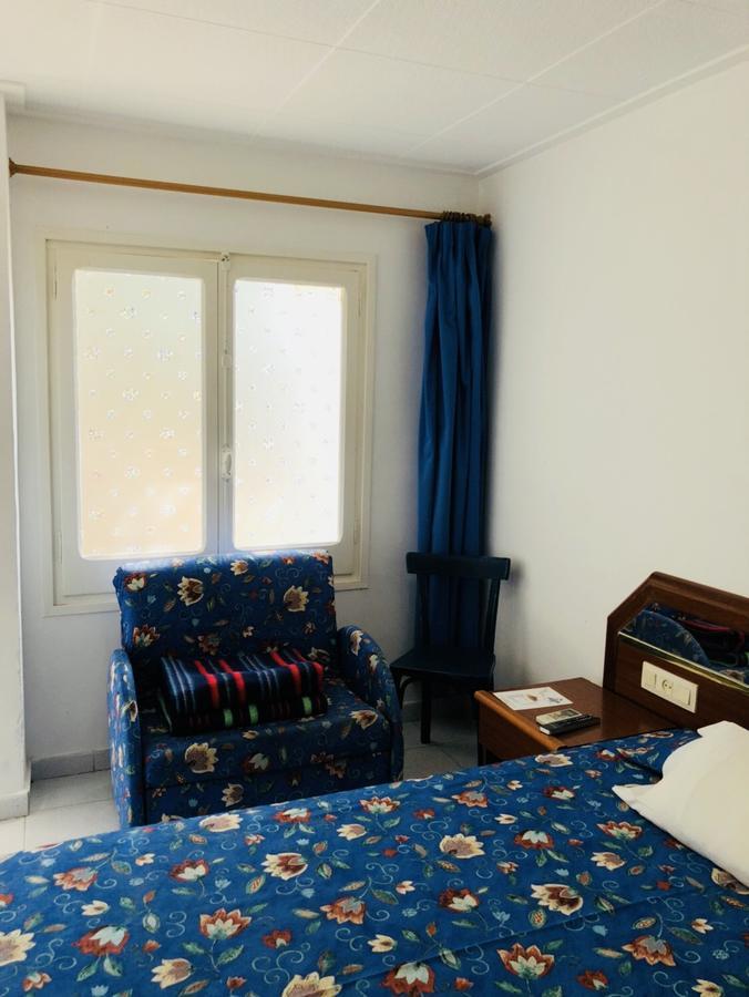 Hostal Univers Calella Bagian luar foto