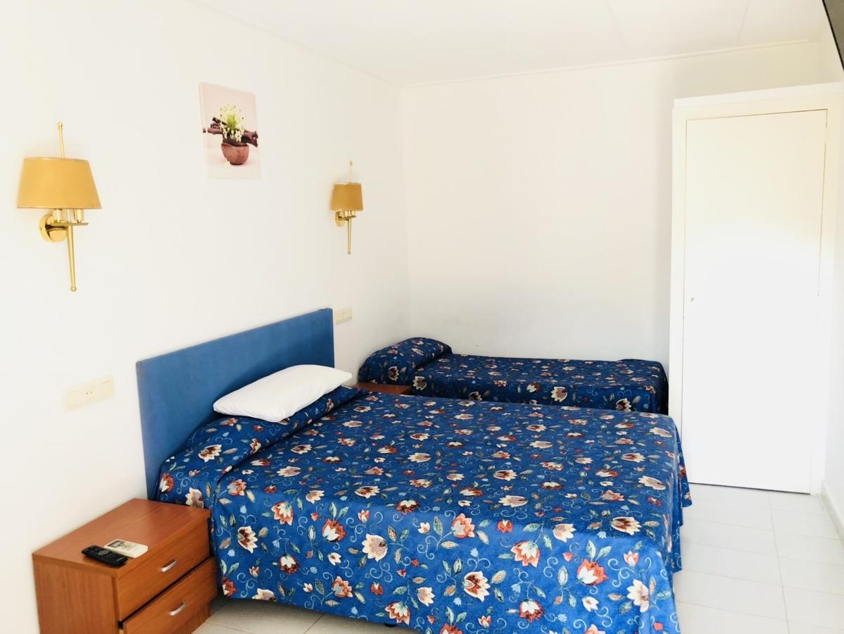 Hostal Univers Calella Bagian luar foto