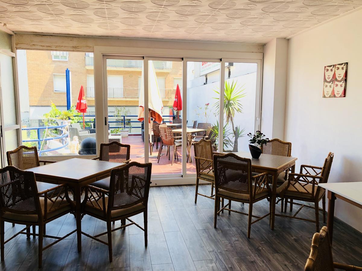 Hostal Univers Calella Bagian luar foto