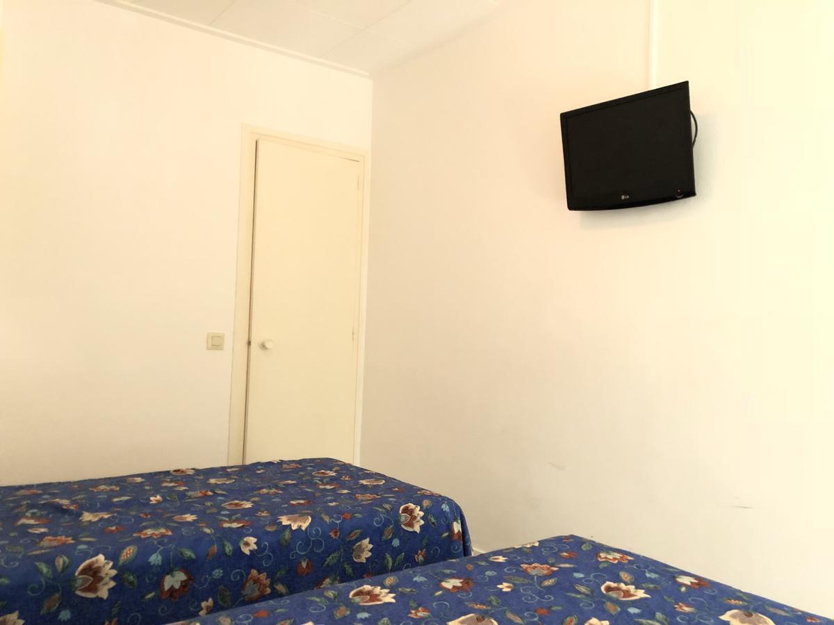 Hostal Univers Calella Bagian luar foto