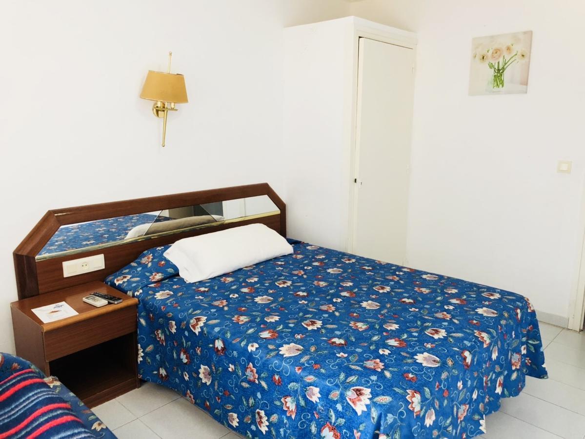 Hostal Univers Calella Bagian luar foto