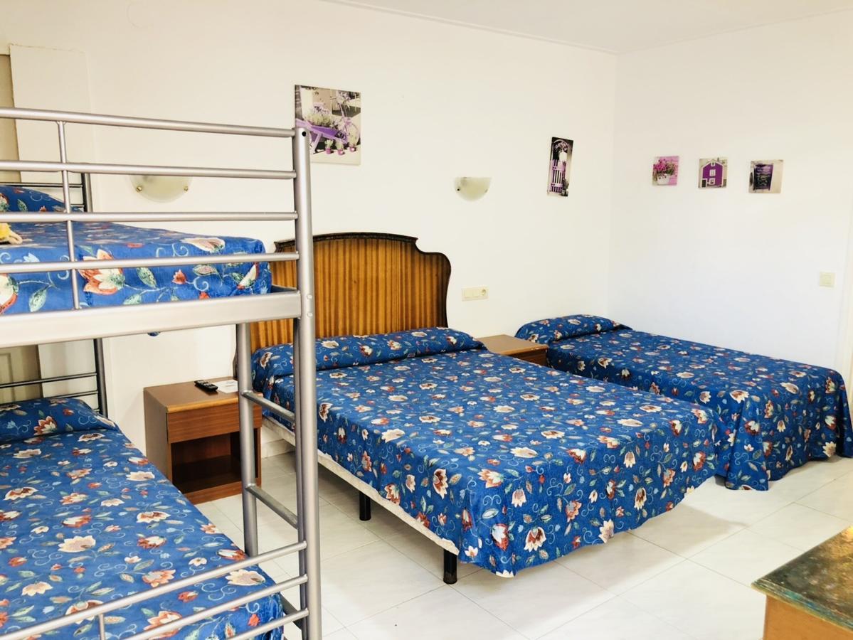 Hostal Univers Calella Bagian luar foto