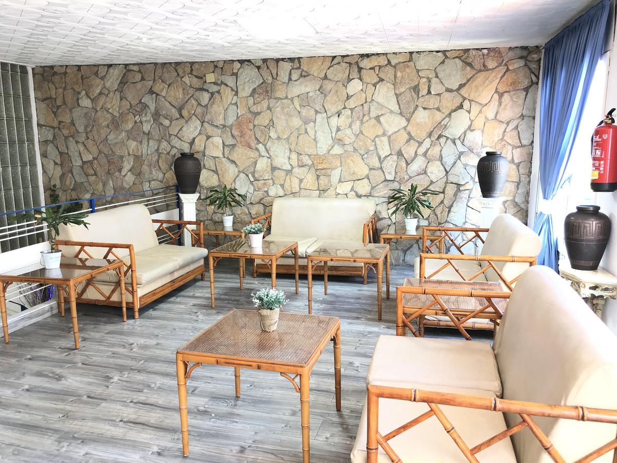 Hostal Univers Calella Bagian luar foto