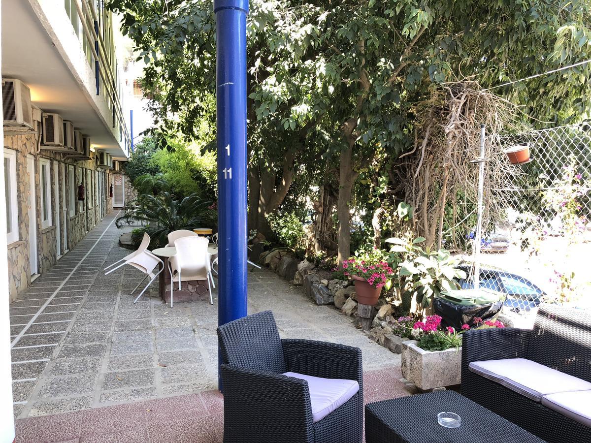 Hostal Univers Calella Bagian luar foto