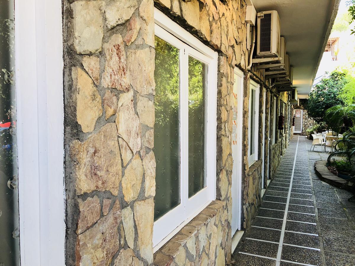 Hostal Univers Calella Bagian luar foto