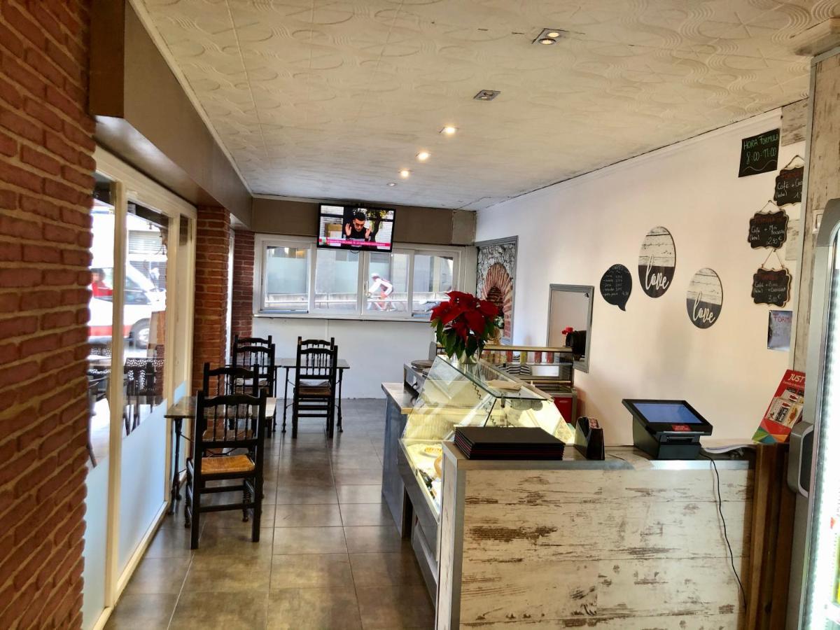 Hostal Univers Calella Bagian luar foto
